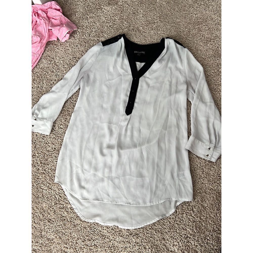 Express Black and white 3/4 sleeve V-neck work career suiting blouse XS